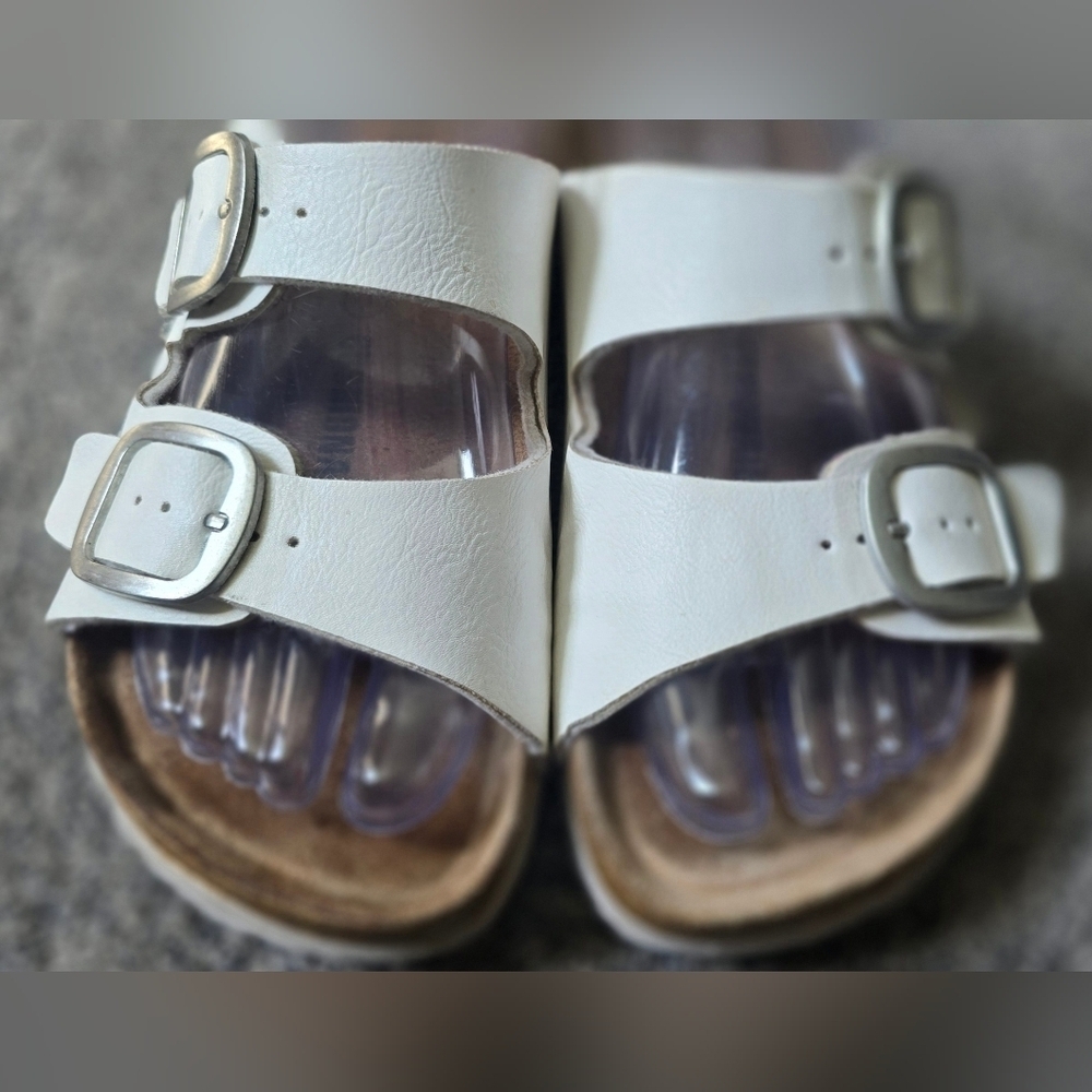 Cushionaire Womens 7M White 2 Strap Leather-Insole Sandals - Picture 3 of 11